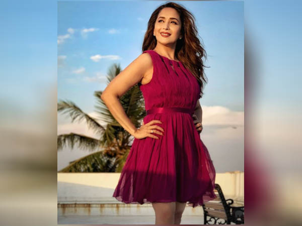 शॉर्ट ड्रेस में माधुरी दीक्षित शॉर्ट ड्रेस में माधुरी दीक्षित
