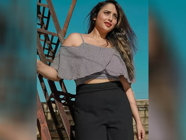 क्रॉप टॉप में रानी चटर्जी क्रॉप टॉप में रानी चटर्जी