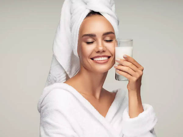 डेड सेल्स हटाने के लिए दूध का इस्तेमाल डेड सेल्स हटाने के लिए दूध का इस्तेमाल