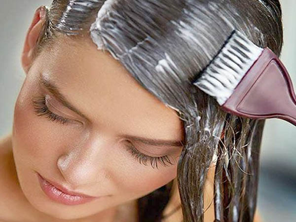 दही से बालों की करें मसाज दही से बालों की करें मसाज