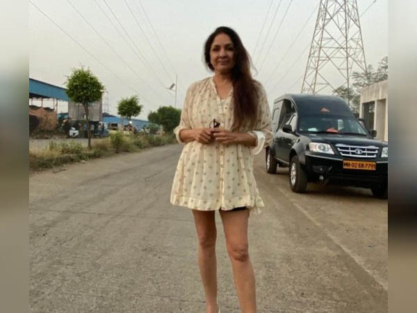 फ्लोरल ड्रेस में नीना गुप्ता फ्लोरल ड्रेस में नीना गुप्ता
