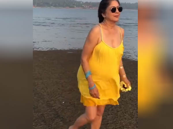 येलो कलर की शॉर्ट ड्रेस में नीना गुप्ता येलो कलर की शॉर्ट ड्रेस में नीना गुप्ता