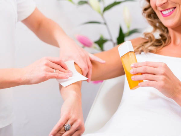 रोल ऑन वैक्सिंग के फायदे रोल ऑन वैक्सिंग के फायदे