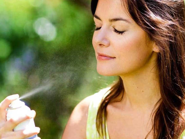गर्मियों में फेस मिस्ट का करें इस्तेमाल गर्मियों में फेस मिस्ट का करें इस्तेमाल