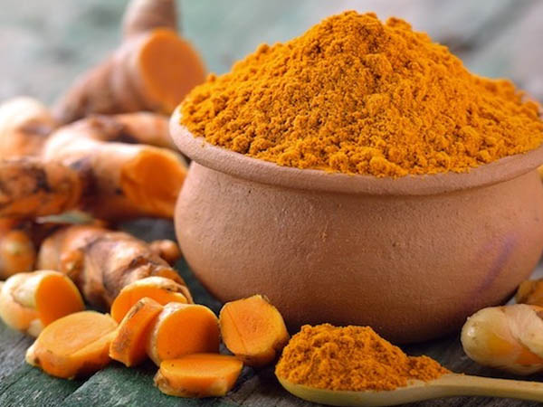 हल्दी खाने से बचें हल्दी खाने से बचें