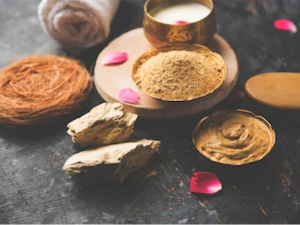 हल्दी और मुल्तानी मिट्टी फेस पैक हल्दी और मुल्तानी मिट्टी फेस पैक