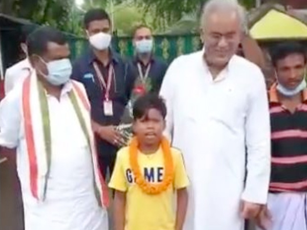 मुख्यमंत्री ने किया सम्मानित मुख्यमंत्री ने किया सम्मानित