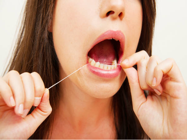 फ्लॉस का जरुर करें इस्तेमाल फ्लॉस का जरुर करें इस्तेमाल