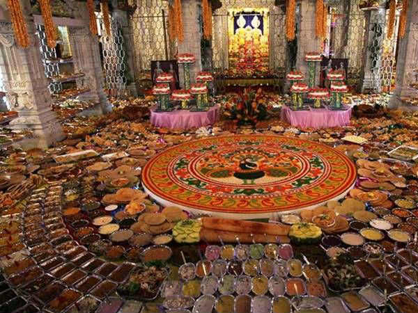 श्रीकृष्ण को छप्पन भोग चढ़ाने से जुड़ी कथा श्रीकृष्ण को छप्पन भोग चढ़ाने से जुड़ी कथा
