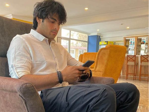 व्हाइट शर्ट और ब्लू पैंट में स्टार एथलीट नीरज चोपड़ा व्हाइट शर्ट और ब्लू पैंट में स्टार एथलीट नीरज चोपड़ा
