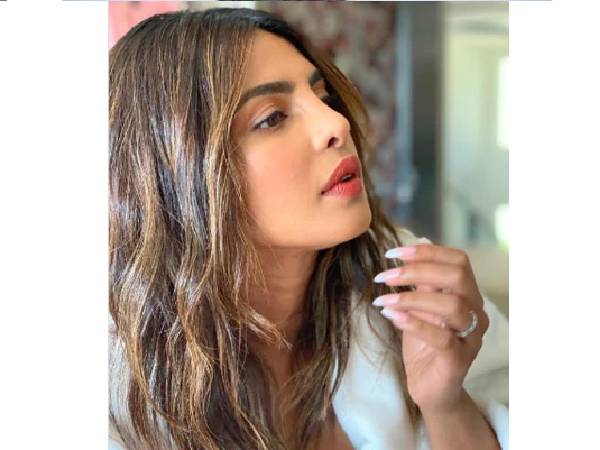 प्रियंका चोपड़ा न्यूड रेड शेड प्रियंका चोपड़ा न्यूड रेड शेड