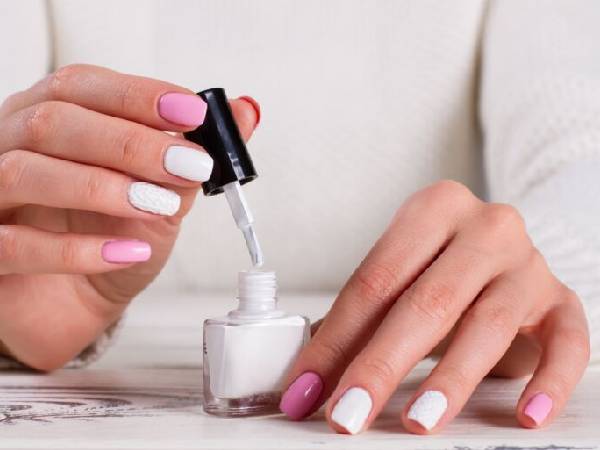 नेल पॉलिश थिनर का इस्तेमाल नेल पॉलिश थिनर का इस्तेमाल