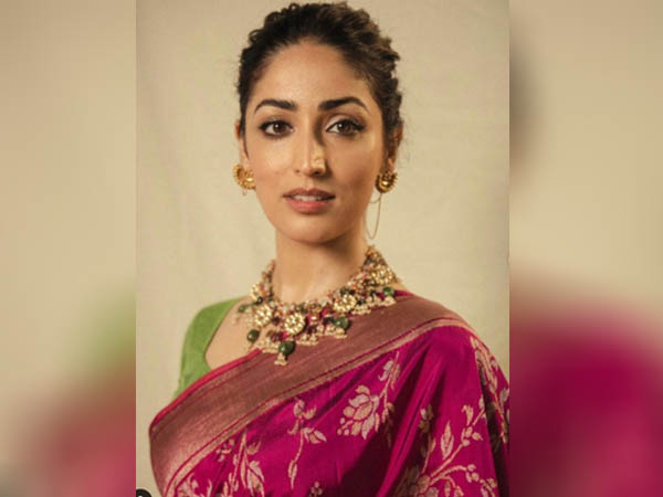 माधुरी दीक्षित नेने की ग्रीन और ऑरेंज साड़ी माधुरी दीक्षित नेने की ग्रीन और ऑरेंज साड़ी
