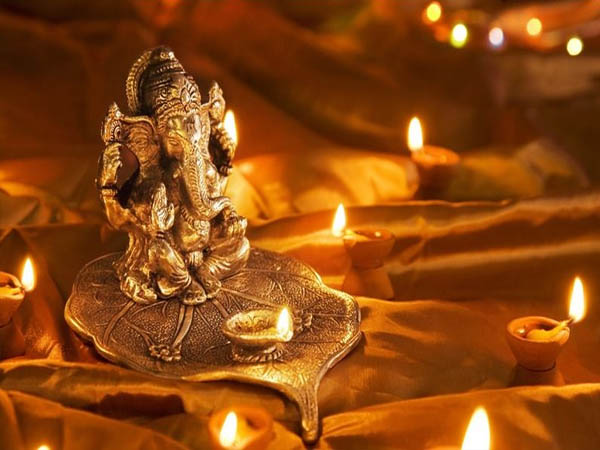 दीए जलाकर करें सजावट दीए जलाकर करें सजावट