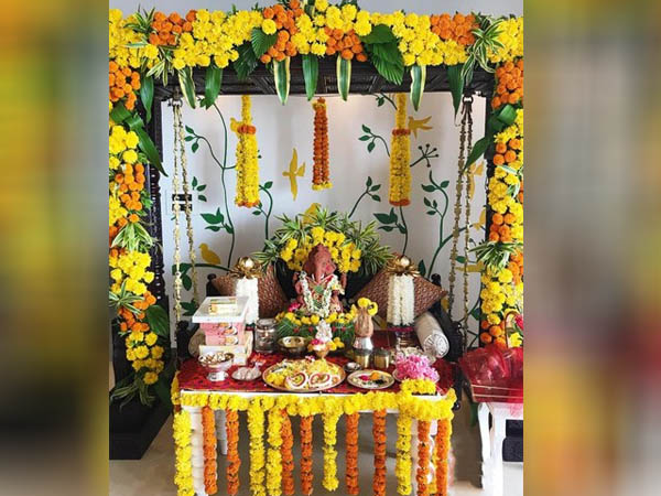 फूलों से करें मंदिर की सजावट फूलों से करें मंदिर की सजावट