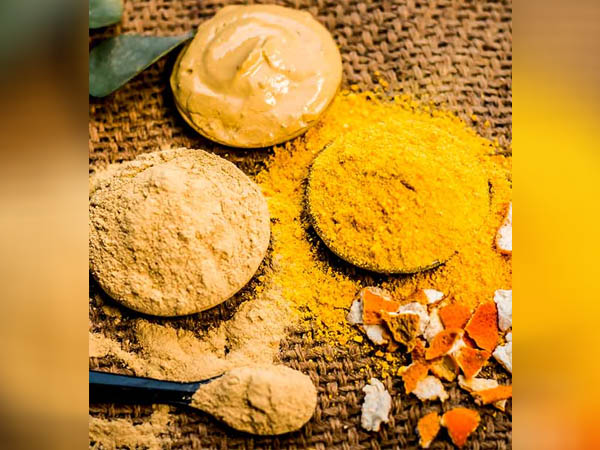 पिंपल के निशान हटाने के लिए मुल्तानी मिट्टी और संतरे का लेप पिंपल के निशान हटाने के लिए मुल्तानी मिट्टी और संतरे का लेप