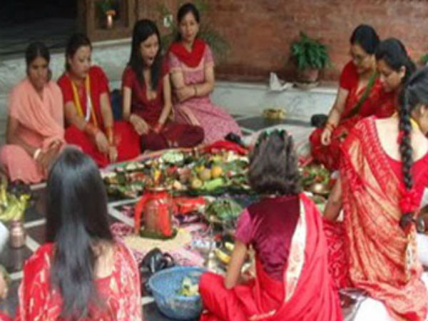 महिलाएं करती हैं निर्जला व्रत महिलाएं करती हैं निर्जला व्रत