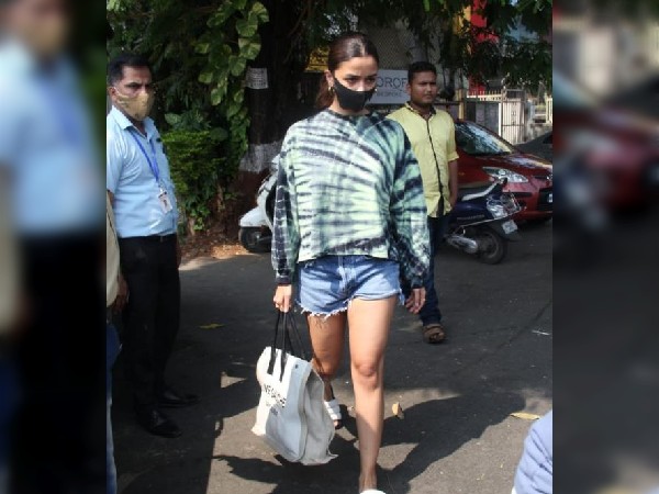 ब्लू डेनिम शॉर्ट्स में आलिया ब्लू डेनिम शॉर्ट्स में आलिया