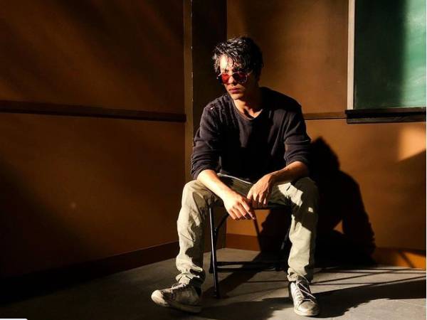 ब्लैक टीशर्ट और लाइट शेड पैंट में आर्यन खान ब्लैक टीशर्ट और लाइट शेड पैंट में आर्यन खान
