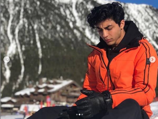 ऑरेंज जैकेट और ब्लैक पैंट में आर्यन खान ऑरेंज जैकेट और ब्लैक पैंट में आर्यन खान