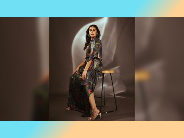 हुमा कुरैशी का नेचर इंस्पायर्ड काफ्तान हुमा कुरैशी का नेचर इंस्पायर्ड काफ्तान