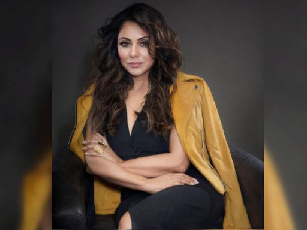 ब्लैक वन पीस और येलो जैकेट में गौरी खान ब्लैक वन पीस और येलो जैकेट में गौरी खान