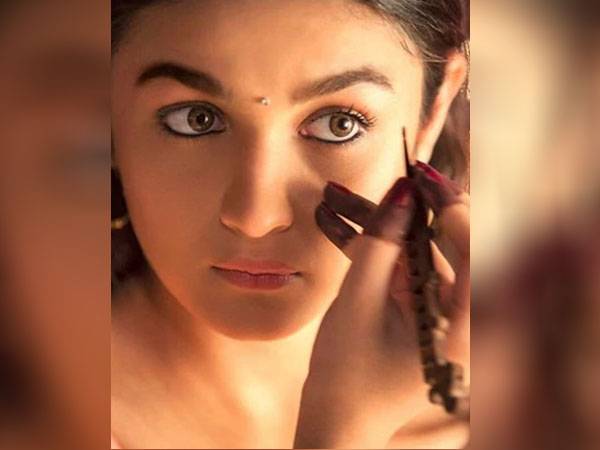 काजल लगाने से आंखों को हो सकते हैं ये नुकसान काजल लगाने से आंखों को हो सकते हैं ये नुकसान
