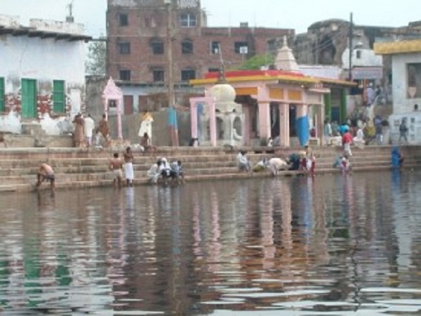 राधाकुंड में स्नान राधाकुंड में स्नान