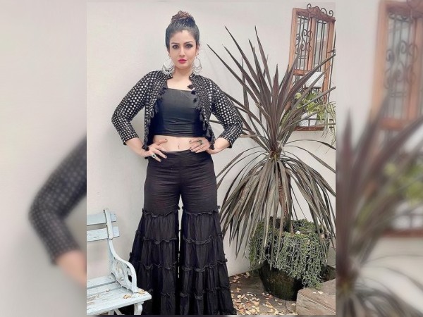 ब्लैक क्रॉप टॉप और शरारा सेट में रवीना टंडन ब्लैक क्रॉप टॉप और शरारा सेट में रवीना टंडन
