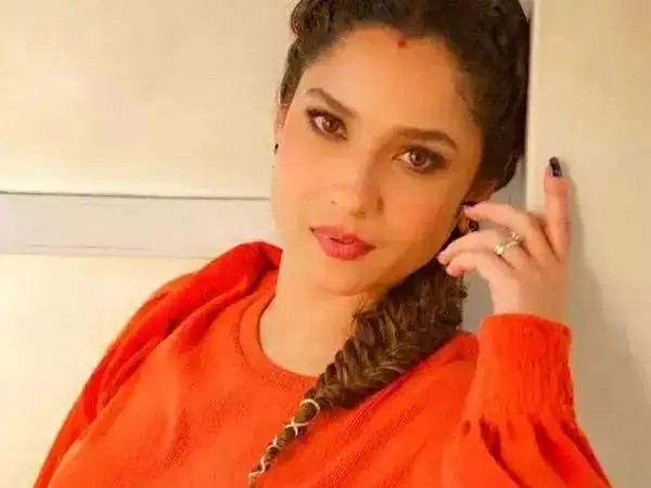 इंडो वेस्टर्न आउटफिट के साथ ऐसे लगाएं सिंदूर इंडो वेस्टर्न आउटफिट के साथ ऐसे लगाएं सिंदूर