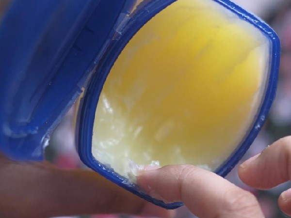 बालों में वैसलीन लगाने के नुकसान बालों में वैसलीन लगाने के नुकसान