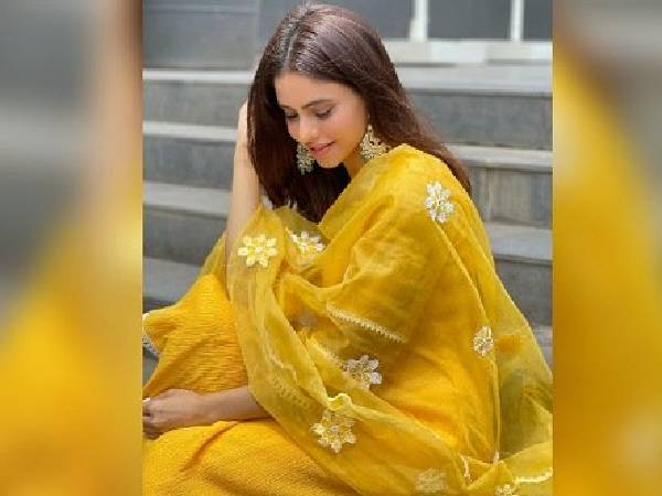 आमना शरीफ का येलो फ्लोरल सूट आमना शरीफ का येलो फ्लोरल सूट