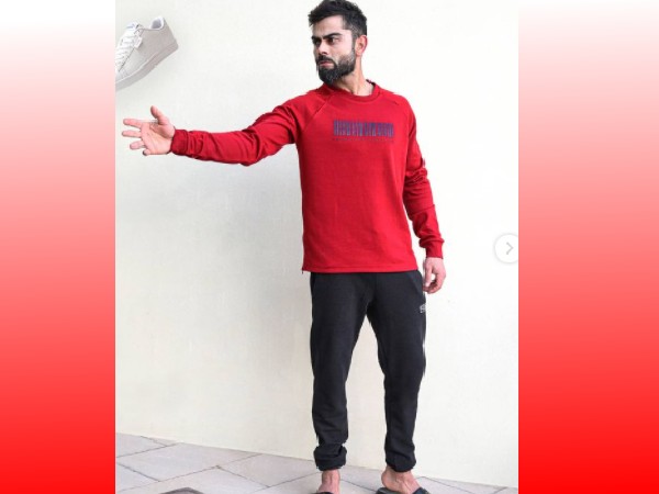 रेड हुडी और ब्लैक लोअर में विराट कोहली रेड हुडी और ब्लैक लोअर में विराट कोहली