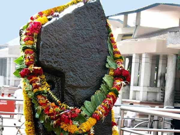 शनि देव को चढ़ाएं सरसों का तेल और काले तिल शनि देव को चढ़ाएं सरसों का तेल और काले तिल