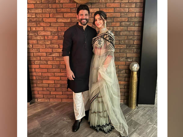 शिबानी दांडेकर और फरहान अख्तर ट्रेडिशनल कपल लुक शिबानी दांडेकर और फरहान अख्तर ट्रेडिशनल कपल लुक