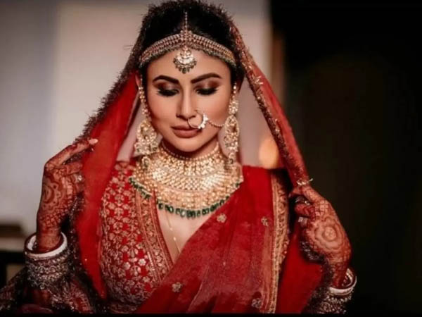 मौनी रॉय ने कैरी किया ट्रेडिशनल लुक मौनी रॉय ने कैरी किया ट्रेडिशनल लुक