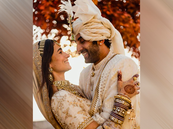 आलिया और रणबीर साथ में नजर आए बहुत खुश आलिया और रणबीर साथ में नजर आए बहुत खुश