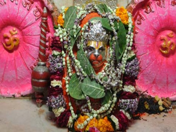बुढ़वा मंगल के दिन हनुमान जी की पूजा का महत्व बुढ़वा मंगल के दिन हनुमान जी की पूजा का महत्व