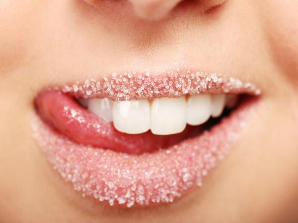 अपने होठों को स्क्रब करें अपने होठों को स्क्रब करें