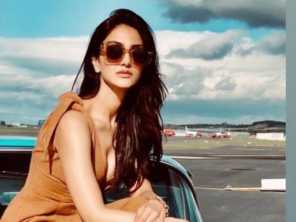 4. ट्राएंगल आकार के चेहरे 4. ट्राएंगल आकार के चेहरे