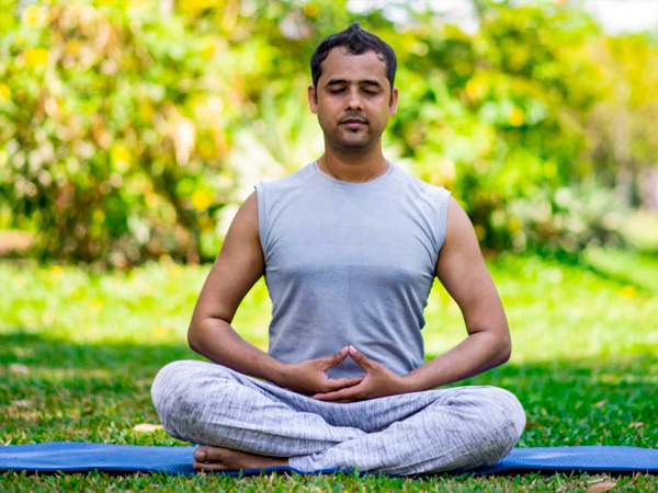 करें ध्यान व योग करें ध्यान व योग