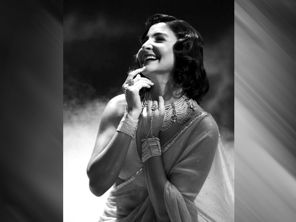 ब्लेक एंड व्हाइट फिल्मों की हीरोइन अनुष्का का रेट्रो लुक ब्लेक एंड व्हाइट फिल्मों की हीरोइन अनुष्का का रेट्रो लुक