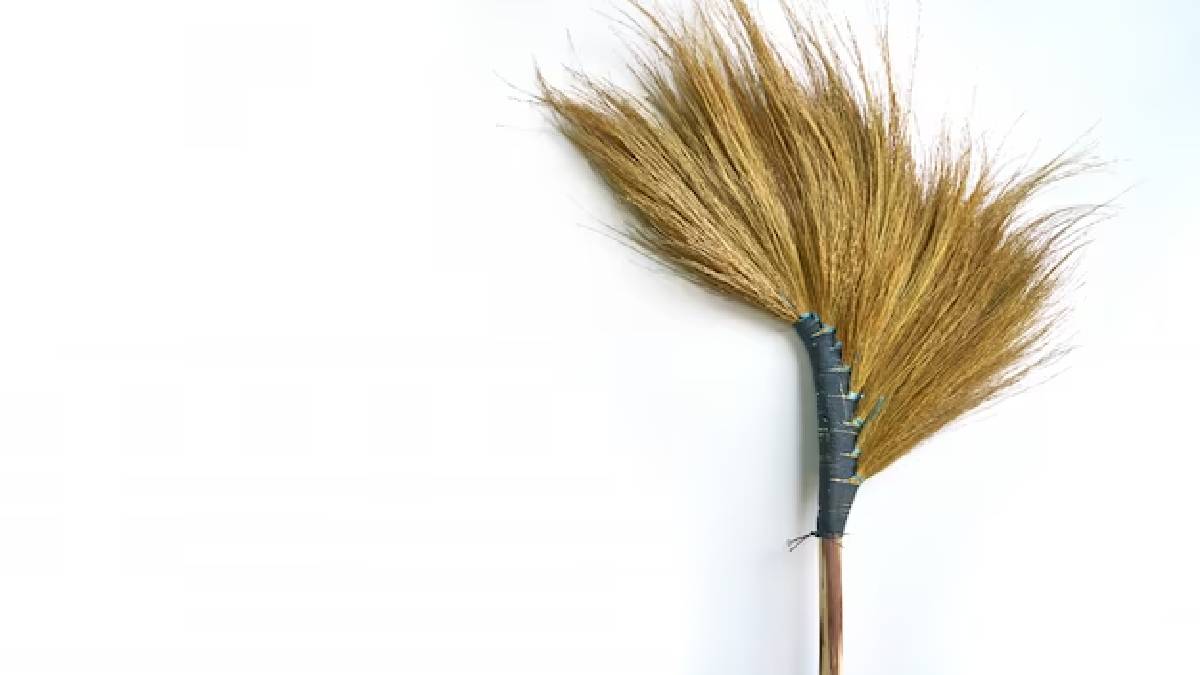 Vastu Tips झाड़ू से जुड़ी इन गलतियों को करने से घर में आ सकती है