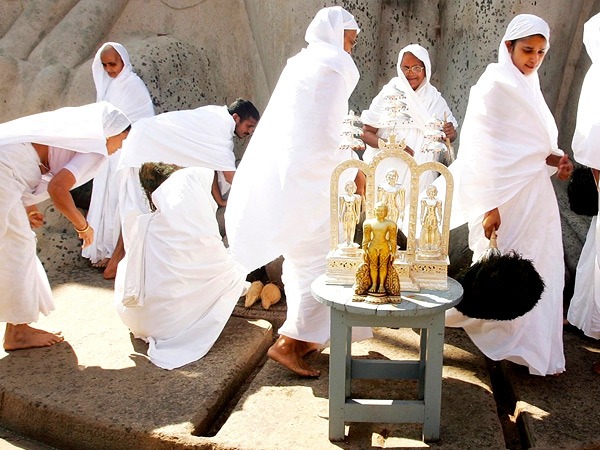 Jainism Rice Ritual कैसे होता है जैन मुनियों का अंतिम संस्कार, क्यों लगती है बोली? जानें ...