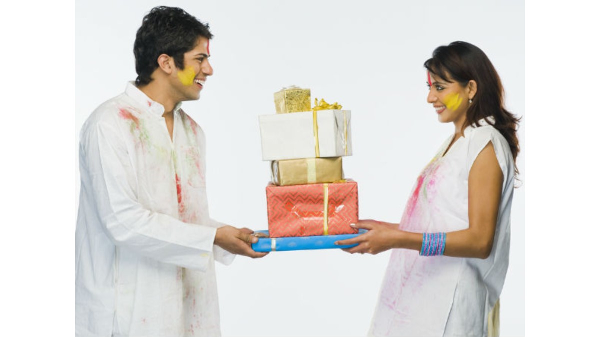 Holi त्योहार के रंगों की तरह रिश्तों को भी करना है गाढ़ा, अपनों को दें