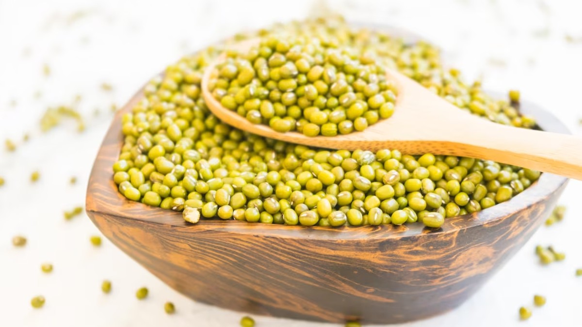 Benefits of Moong Dal गर्मी में स्प्राउट मूंग दाल खाने से आप रह सकते
