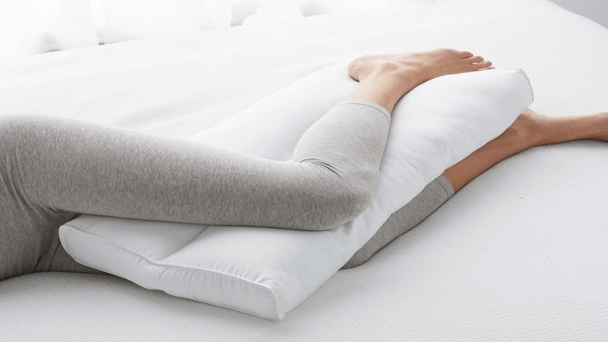 प्रेग्नेंसी में सोते समय पैरों के बीच में लगाएं तकिया, होंगे ये फायदे