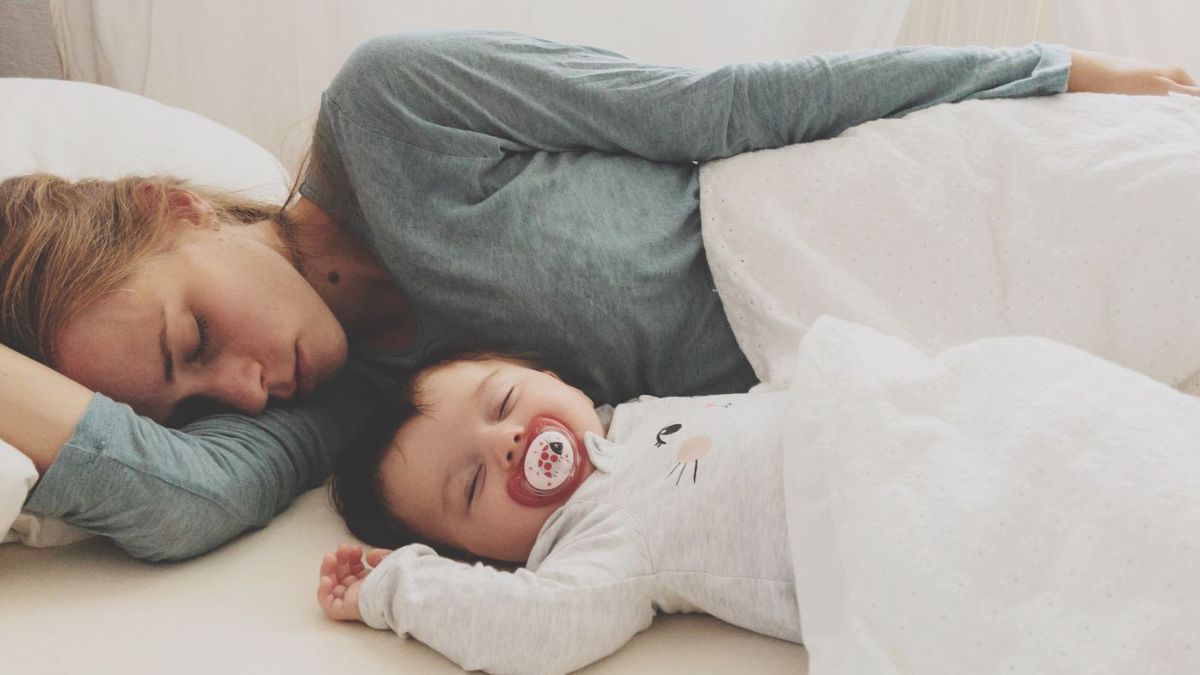 न्‍यू बोर्न बेबी के साथ कोस्लीपिंग क‍ितनी सेफ है? जानें यहां Risk Of