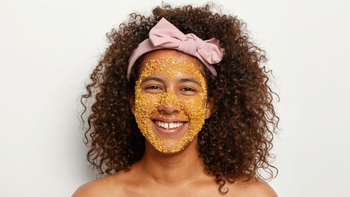 ज्यादा स्क्रब करने से स्किन पर आ सकते है पिंपल्स, जानिए कितनी बार करना